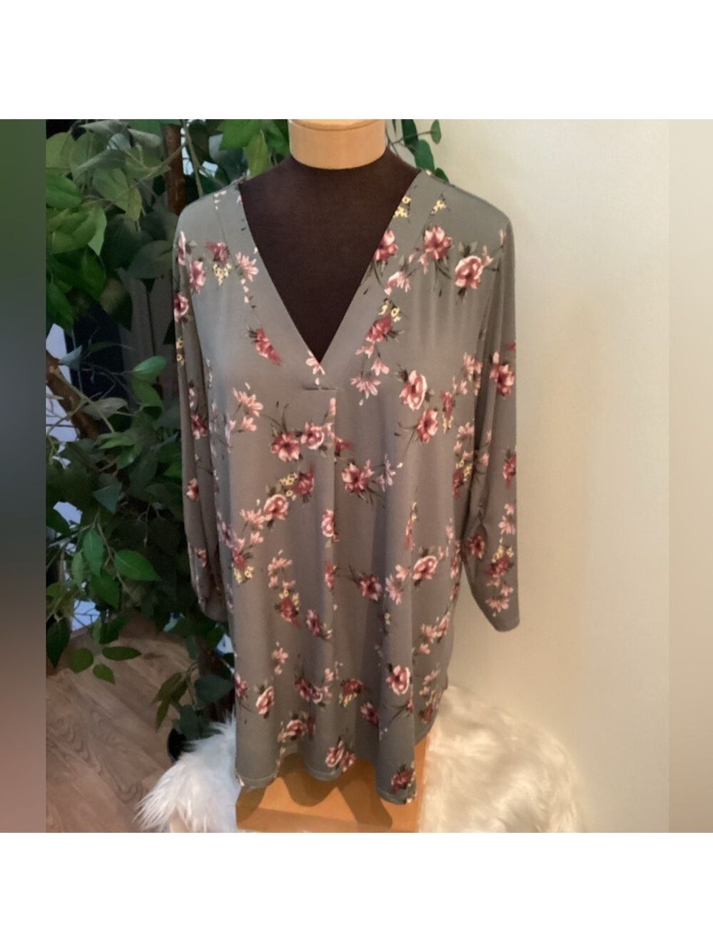 Beacon floral roll sleeve v neck rounded hem blouse Woman’s size 2X